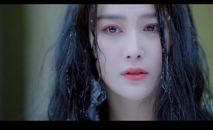 张馨予摔跟头,张馨予被扔鸡蛋