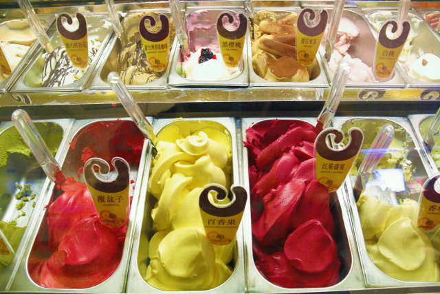 拿着蛋筒冰淇淋视频,手拿冰淇淋原视频