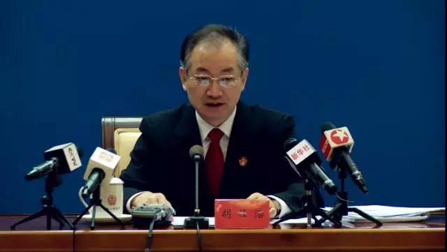 刑事审判开庭被告人需要戴刑具吗,刑事被告人出庭戴手铐吗