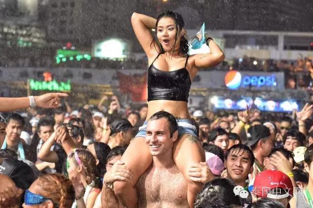 泰国泼水节中国游客,万人空巷的泰国泼水节