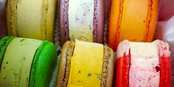 拿着蛋筒冰淇淋视频,手拿冰淇淋原视频