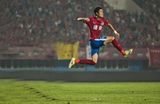 中国球员身价飙升,前锋改踢中后卫的球星