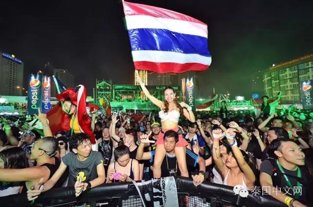 泰国泼水节中国游客,万人空巷的泰国泼水节