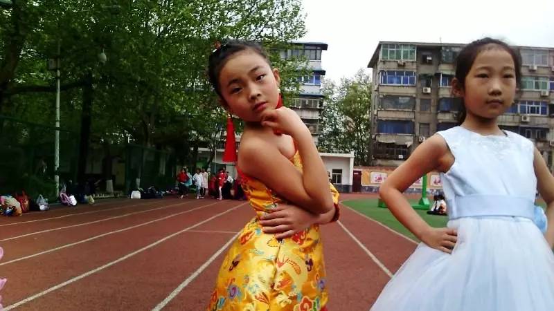 小学阅读完童年后的活动,看孩子运动会想起自己小时候