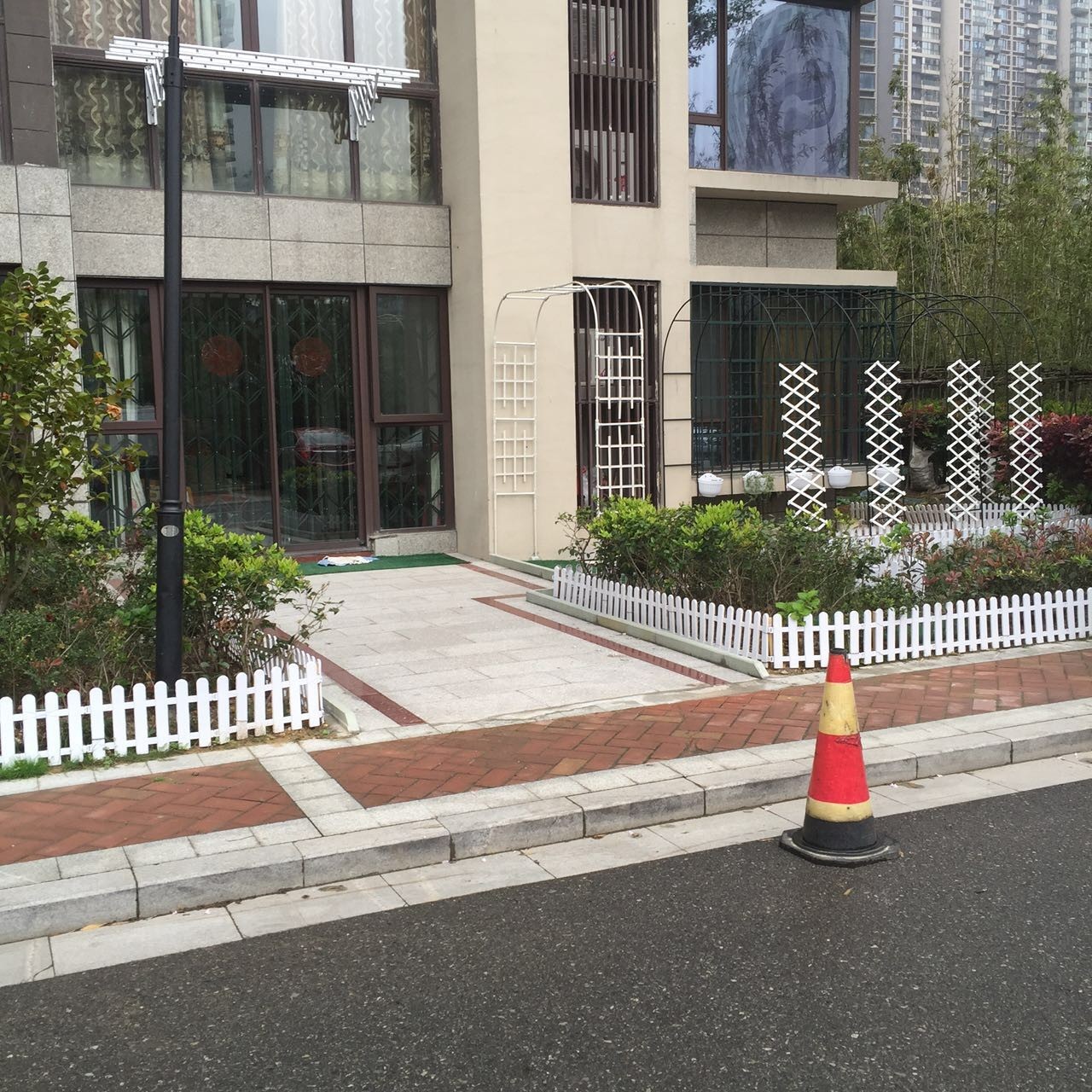 舞场，禁止停车，派舍提香停车位竟然如此！还有世茂湾、荣安花园...