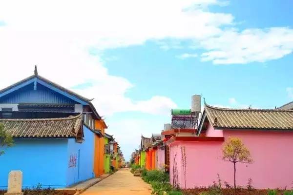 丽江惊现国内第一个彩色村!美的太不像话,像童话!