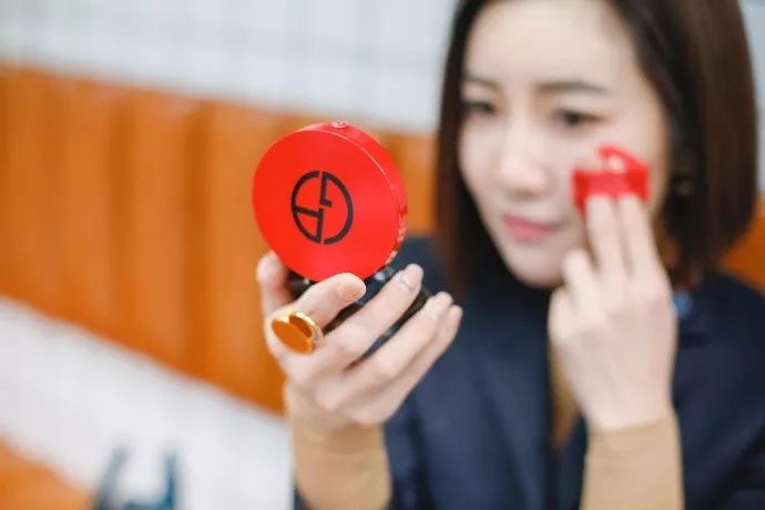 十二月属于“阿玛尼之红”