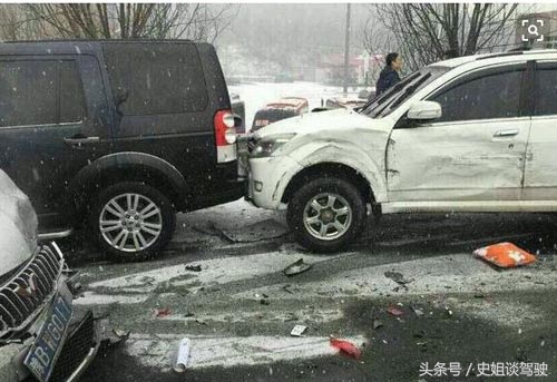 警察拽住悬空汽车,交警化身超人救被困市民