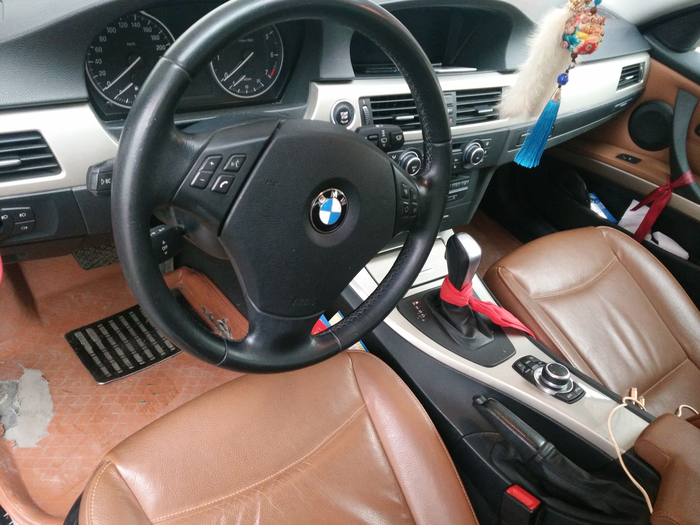 2011年的宝马320烧机油漏机油吗,11年宝马320官方建议加多少机油