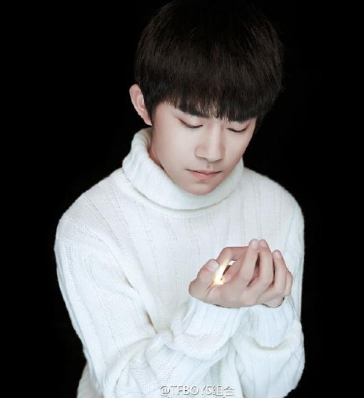 易烊千玺嘴唇下的两个疙瘩是什么,易烊千玺嘴唇下面两个疙瘩