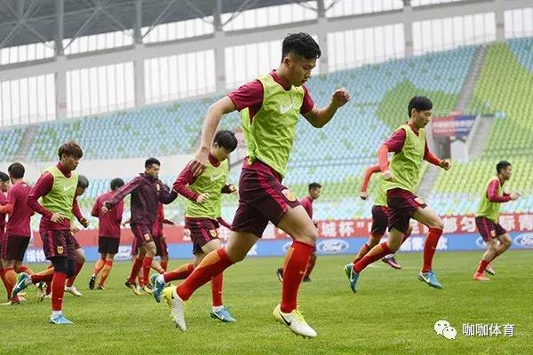 把孩子送出国真的好吗,在中国让孩子踢球有出路吗