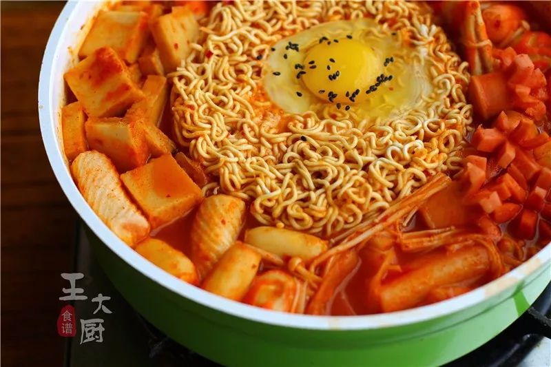 简单又实在的部队火锅,把人都能馋哭的美食的视频