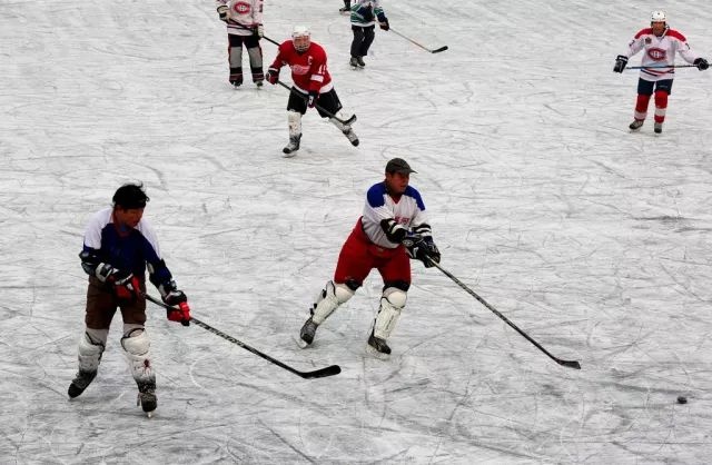 在寒冷的冬季运动时应该注意什么,在寒冷的地方冬天如何御寒