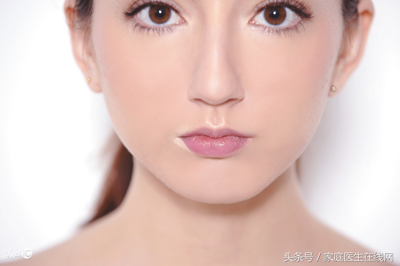 嘴巴旁边为什么会有黑黑的一圈,为什么嘴巴周围一圈黑色