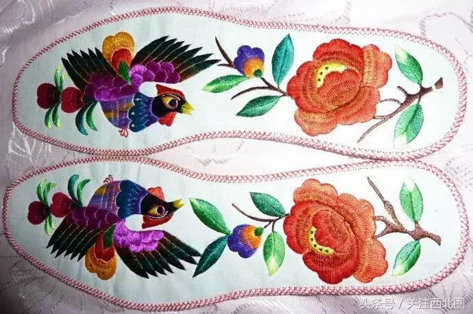 农村女人手工绣花鞋垫,农村妇女做鞋垫图片