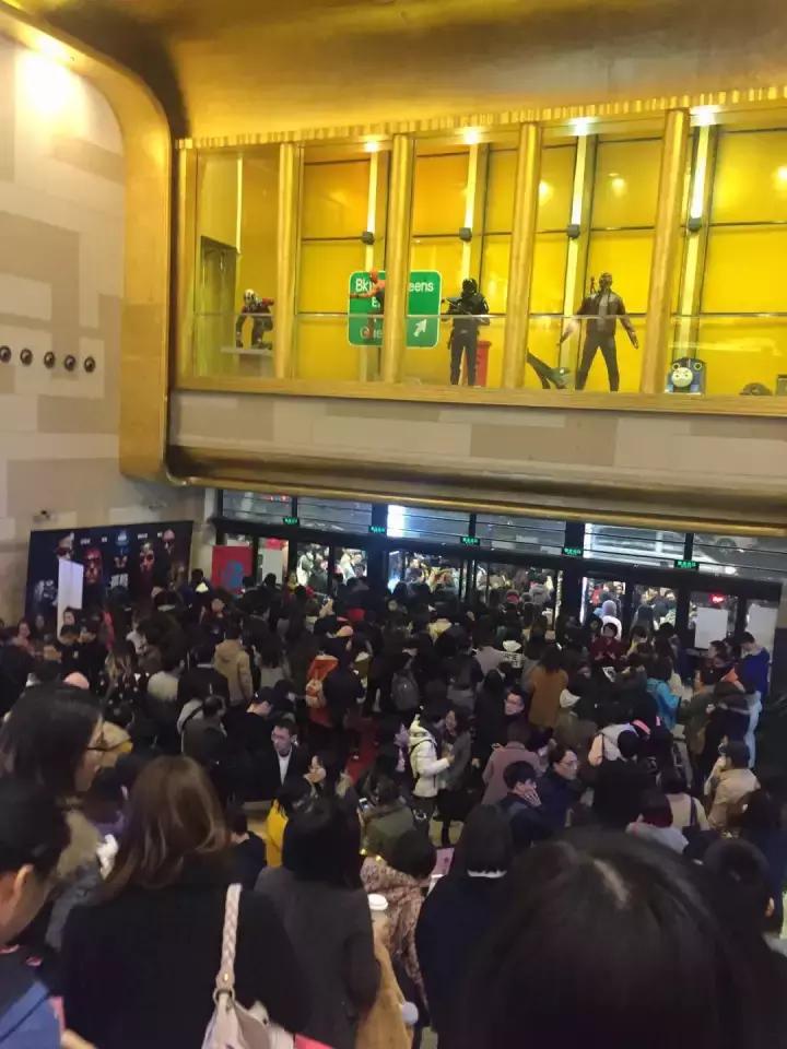 上周我们真的在电影院里住了两天