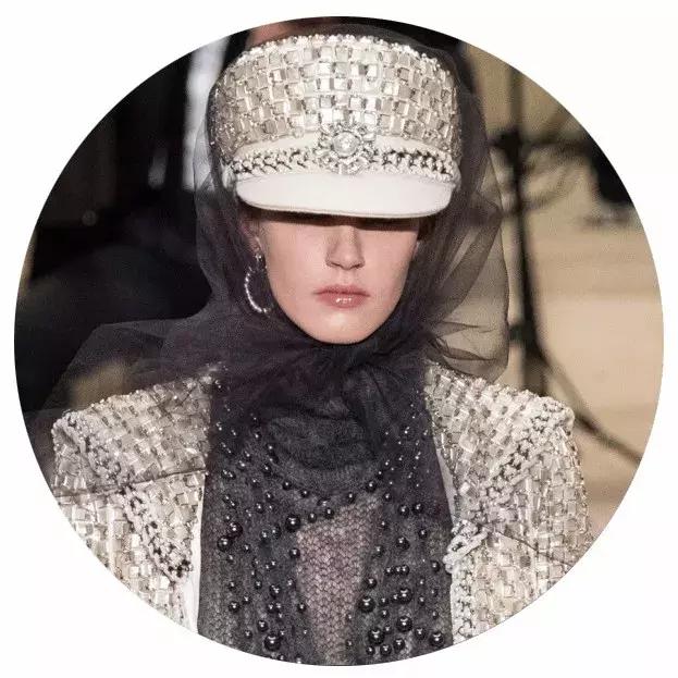 集装箱、手风琴、救生圈，还有什么是香奈儿不能做成手袋的吗？