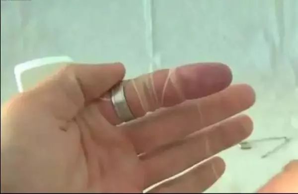 开口戒指怎么缠透明线慢动作,戒指上缠的线怎么弄断