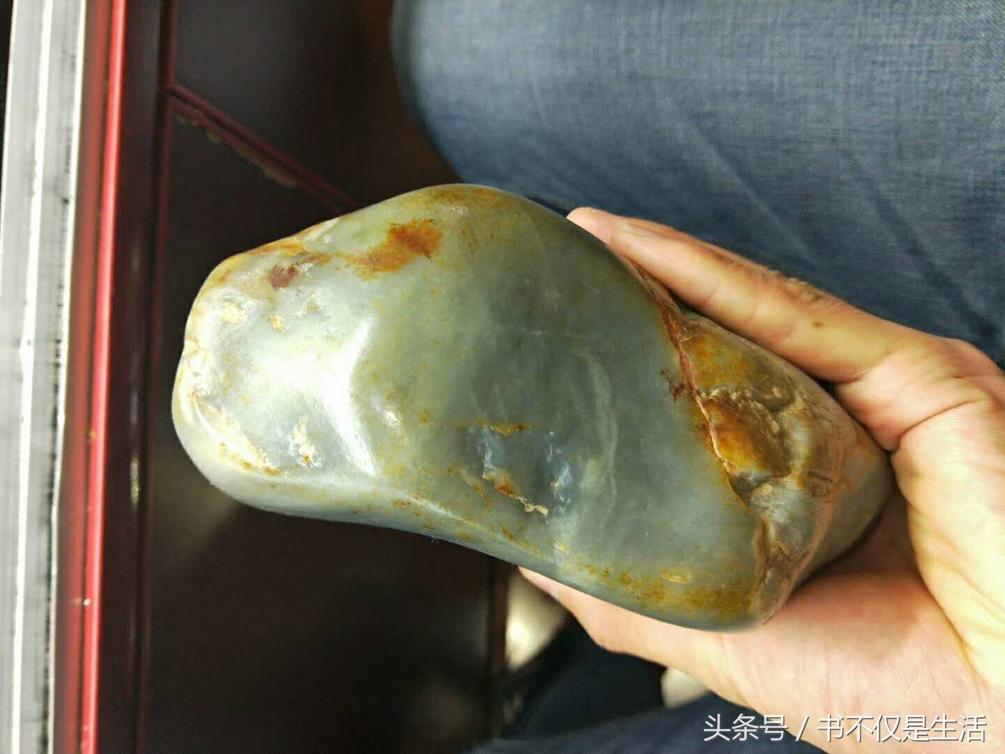 和田玉青花籽料原石摆件市场价格,珍藏级和田玉青花籽料山水画原石