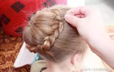 迷人发型你一个都不会？5款优雅盘发教程，包看包会~