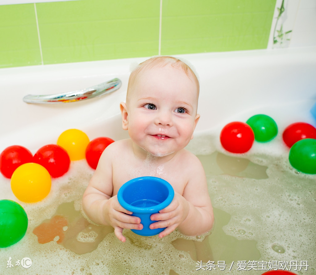 用母乳给宝宝洗脸有什么好处,新生儿可以用母乳给她洗脸吗