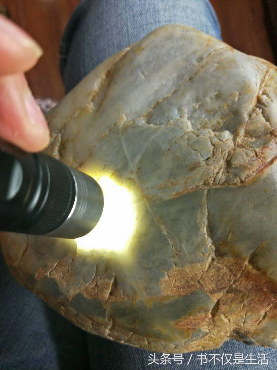 和田玉青花籽料原石摆件市场价格,珍藏级和田玉青花籽料山水画原石