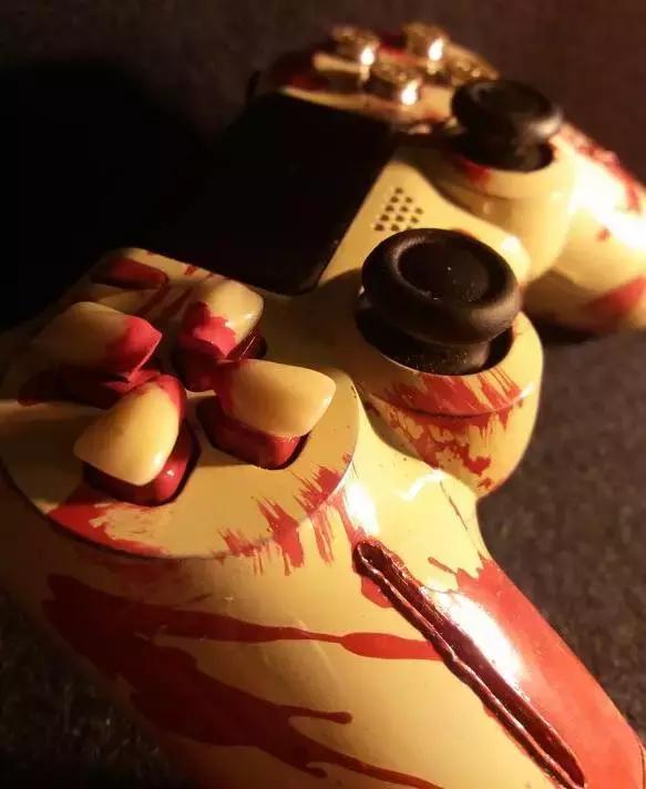 当你在玩游戏时，这些人已经把游戏手柄玩出花来了