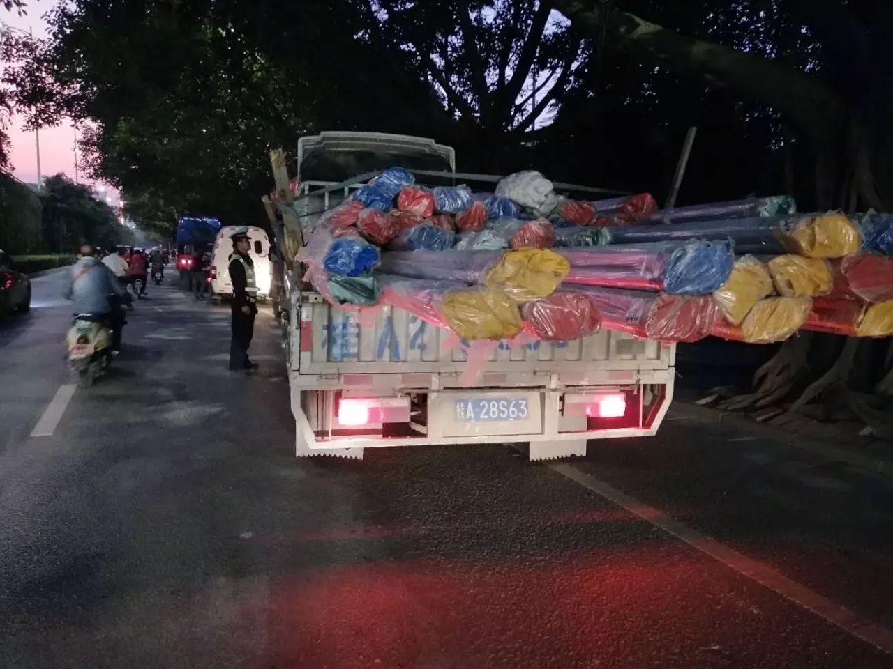 这些马路上的定时*弹炸**,99%的过路司机都怕它,在路上离它越远越好!