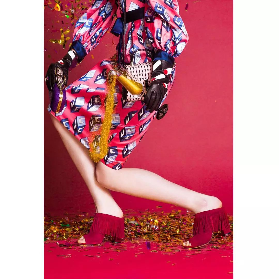 宁可捂出汗，王菲也要带着它！果然，能流行近百年真不是吹的！