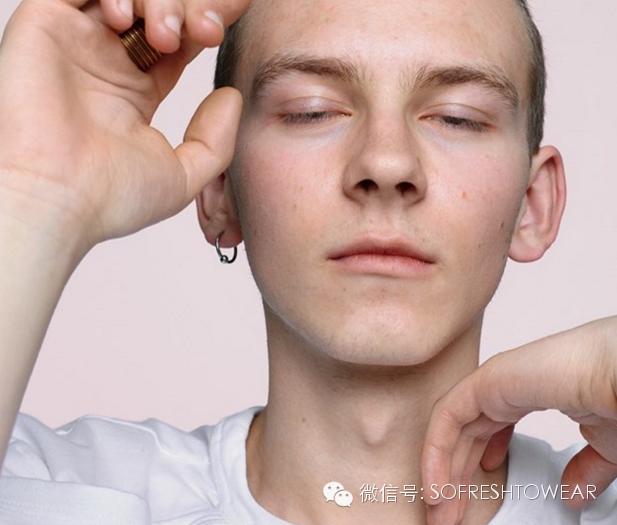 跪了|这个19岁的穷孩子，靠看杂志学做衣服，最后登上了纽约时装周