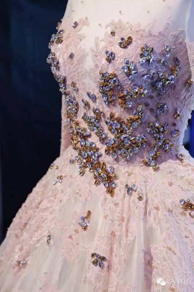 兰玉婚纱秀视频,兰玉婚纱走秀