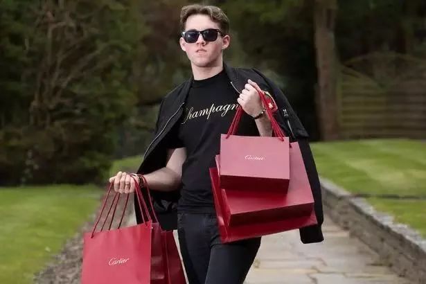 这波富炫的，吓掉了本佛系青年的保温杯