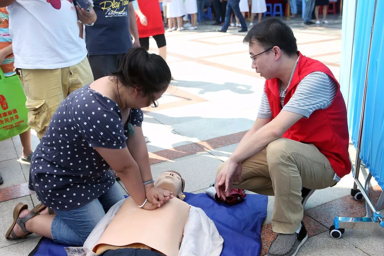 百余名专家云端为民义诊,24小时在线义诊千名医院权威专家