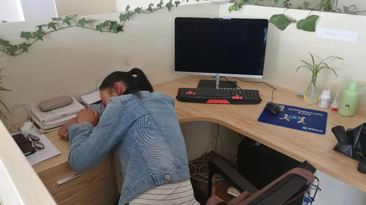 每一篇光鲜亮丽的推文背后，都有一群快秃顶的小编~