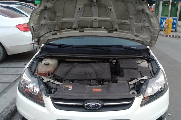 福特福克斯1.8手动质量如何,2013经典福克斯1.8l两厢颜色