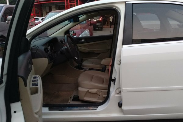 福特福克斯1.8手动质量如何,2013经典福克斯1.8l两厢颜色