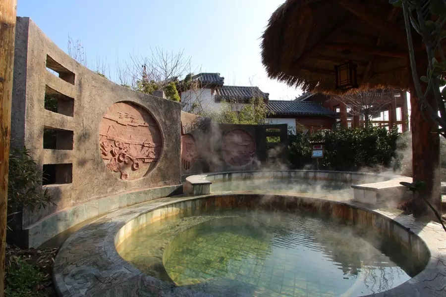 德百温泉是天然温泉么,德百温泉旅游小镇客房价格