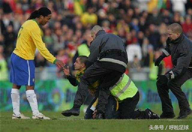 小罗扭屁股射门,小罗蝎子摆尾进切尔西一个球