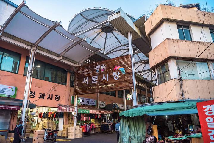 这里是韩国最传统的市场，不仅有美食还有免税店