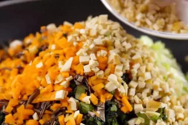 简单素萝卜馅饺子怎么做才好吃,南瓜鸡蛋馅的素饺子怎么调馅好吃