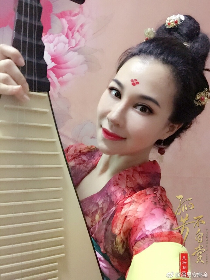 自称三国混血的安娜金和侯耀华三胞胎外甥女做的是同款脸吧?