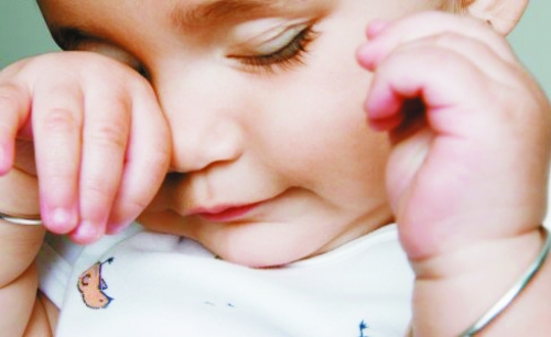 6岁儿童频繁眨眼使劲挤眼抽动症,小孩频繁眨眼是抽动症的表现吗