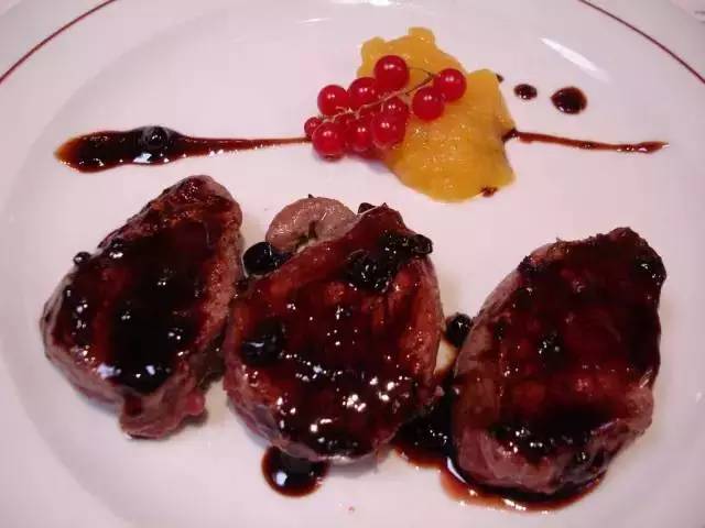 这个欧洲的免税天堂，700年没经历过战争，国家元首却要外国人当