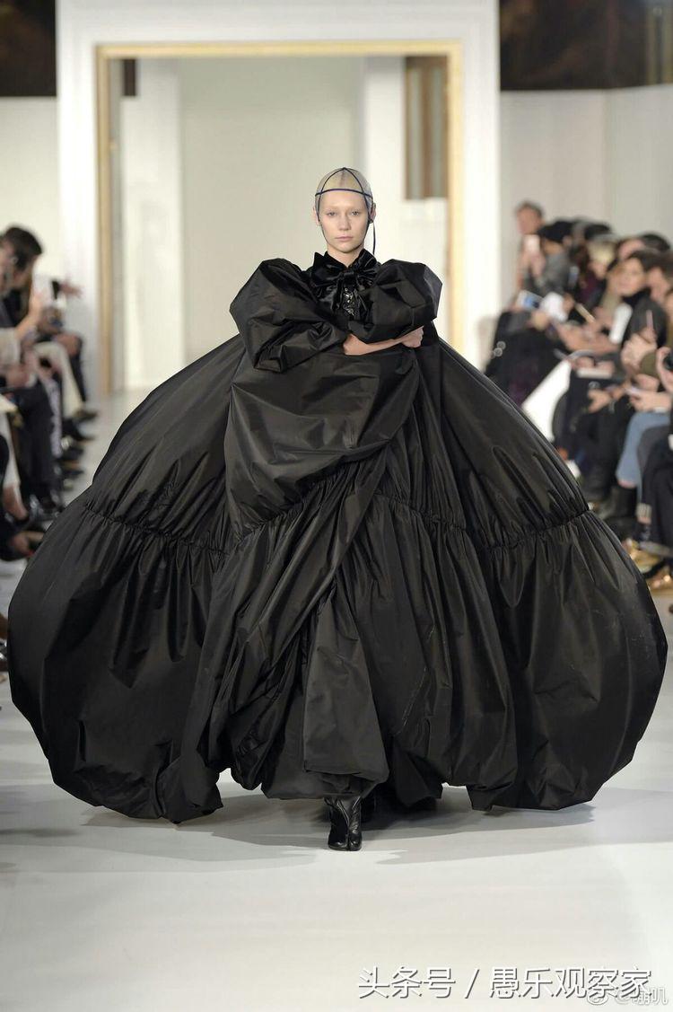 佟丽娅这一万多羽绒服穿的邋里邋遢，网友：这是大号垃圾袋吧！