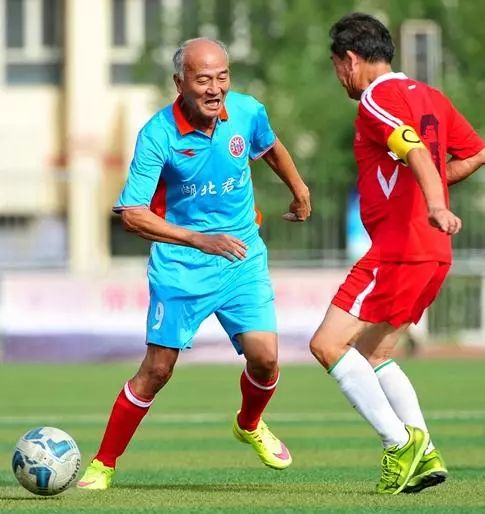 这个70岁的球友火遍我们的朋友圈，要踢到80岁