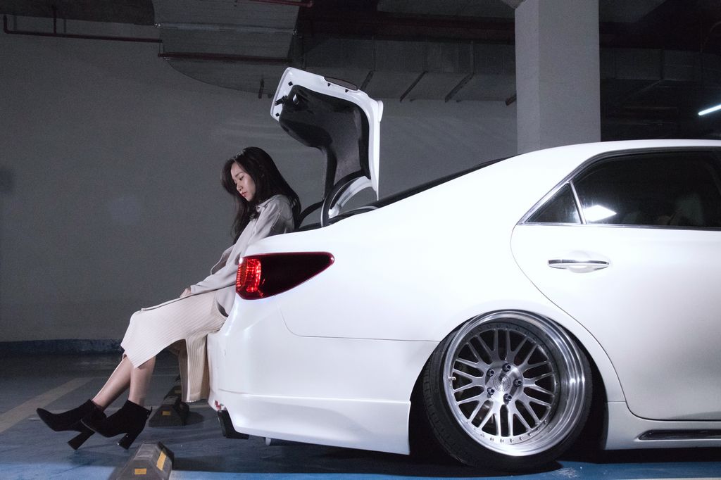 受玩车老爸影响从小就喜欢改装，长大后把锐志改成撩妹大后超！