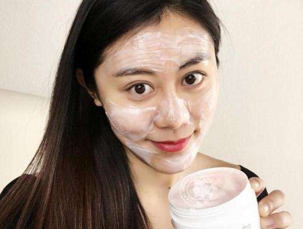 敏感肌脸泛红起干皮怎么修复,皮肤干燥暗沉且敏感用什么护肤品