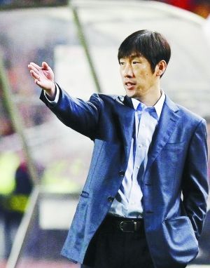 还记得2015年那个“画Z”的男孩吗？他带队获得了联赛冠军