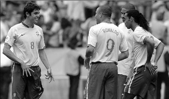 他曾是让梅西跪倒的天选之子但后期伤病缠身只能说再见!