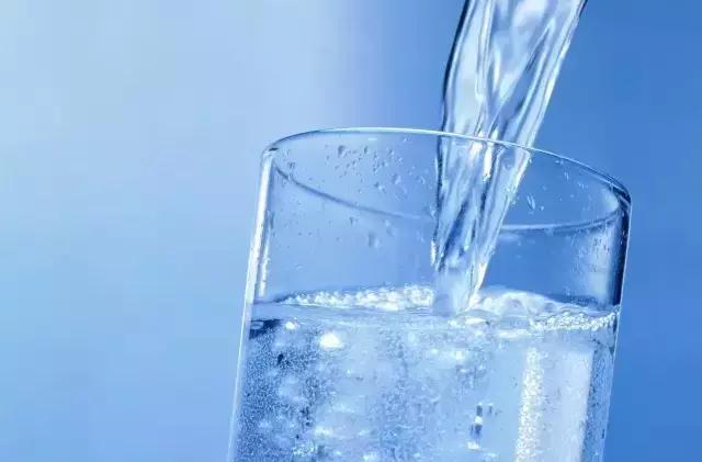 皮肤起红包中间有小水泡点还很痒,皮肤干燥脸上起红包怎么回事